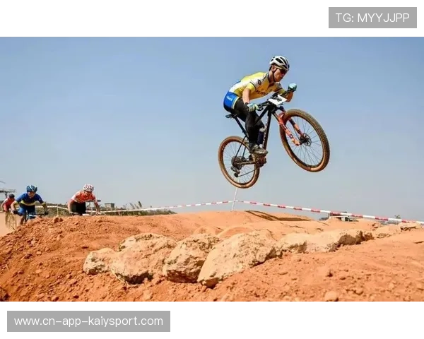 自行车越野赛跳山坡飞过观众头顶