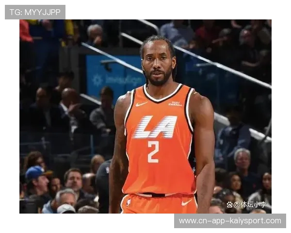 洛杉矶快船对阵洛杉矶湖人：科怀·伦纳德连中中投，主场观众起立